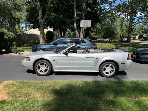Used 2004 Ford Mustang Convertible RWD image 4