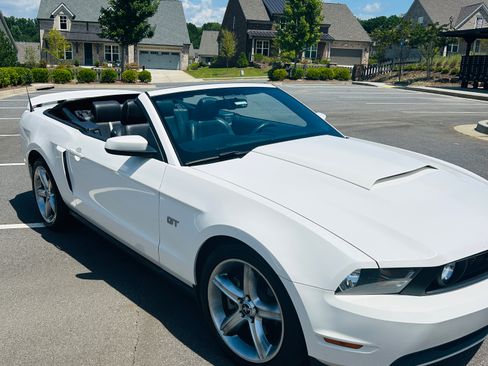 Used 2010 Ford Mustang GT Premium RWD image 11