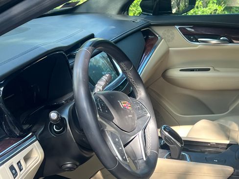 Used 2018 Cadillac XT5 Luxury w/ Driver Awareness Package FWD image 10