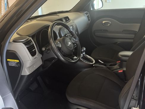 Used 2017 Kia Soul w/ Convenience Package image 2
