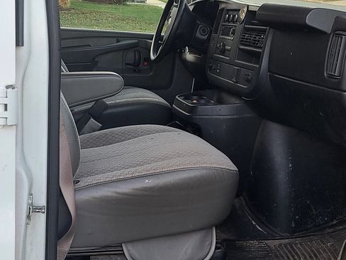 Used 2015 GMC Savana 2500 Van 3D image 4