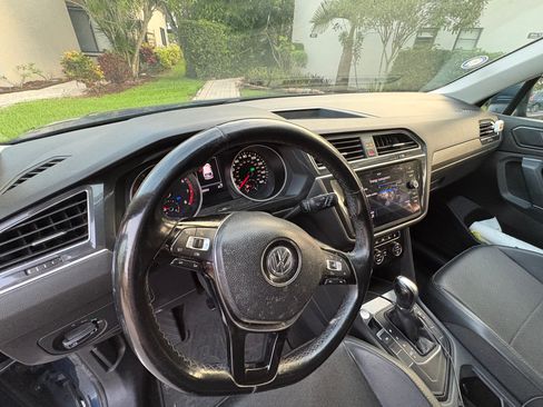 Used 2018 Volkswagen Tiguan SE w/ Panoramic Sunroof Package FWD image 12