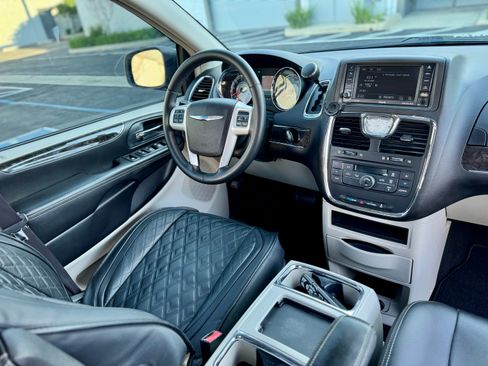 Used 2016 Chrysler Town & Country Touring image 17