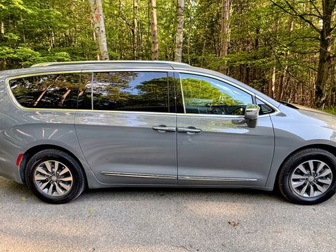 Used 2020 Chrysler Pacifica Limited w/ Advanced Safetytec Group FWD image 4