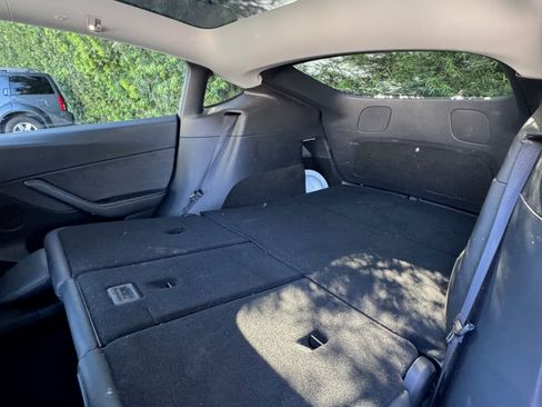 Used 2020 Tesla Model Y Long Range image 9