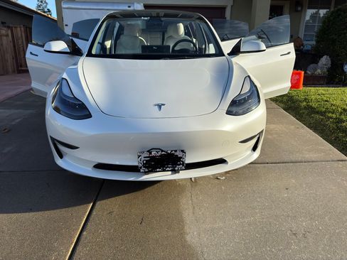 Used 2023 Tesla Model 3 Standard Range image 1