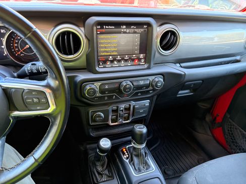 Used 2021 Jeep Wrangler Unlimited Sahara w/ Uconnect 4C Nav & Sound Group AWD/4WD image 18