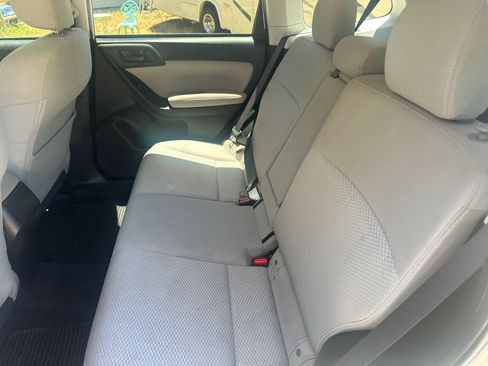 Used 2015 Subaru Forester 2.5i Premium AWD/4WD image 5