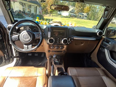 Used 2011 Jeep Wrangler Unlimited Rubicon w/ Call of Duty Group image 12