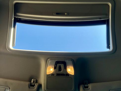 Used 2018 Toyota Sienna XLE image 11