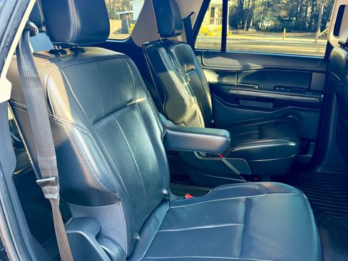 Used 2022 Ford Expedition XLT image 11