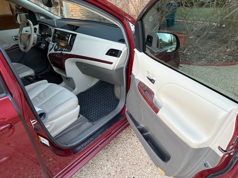 Used 2011 Toyota Sienna XLE image 12