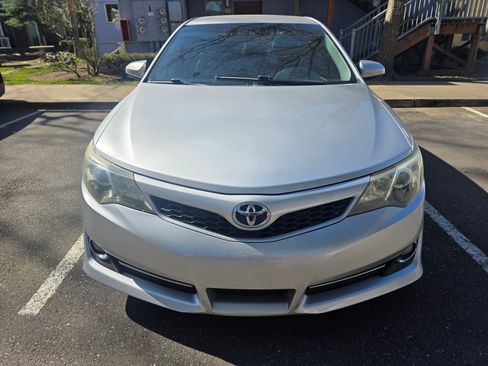 Used 2014 Toyota Camry SE image 2