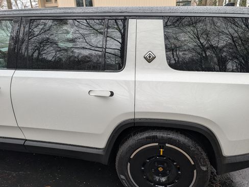 Used 2025 Rivian R1S Premium image 9