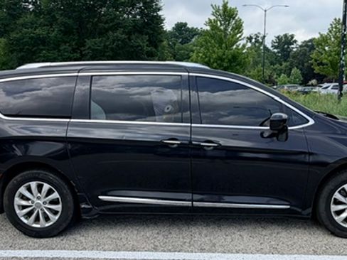 Used 2019 Chrysler Pacifica Touring-L FWD image 5