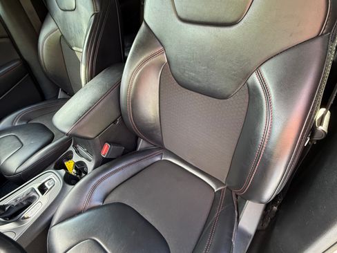Used 2020 Jeep Cherokee Trailhawk w/ Cold Weather Group AWD/4WD image 15