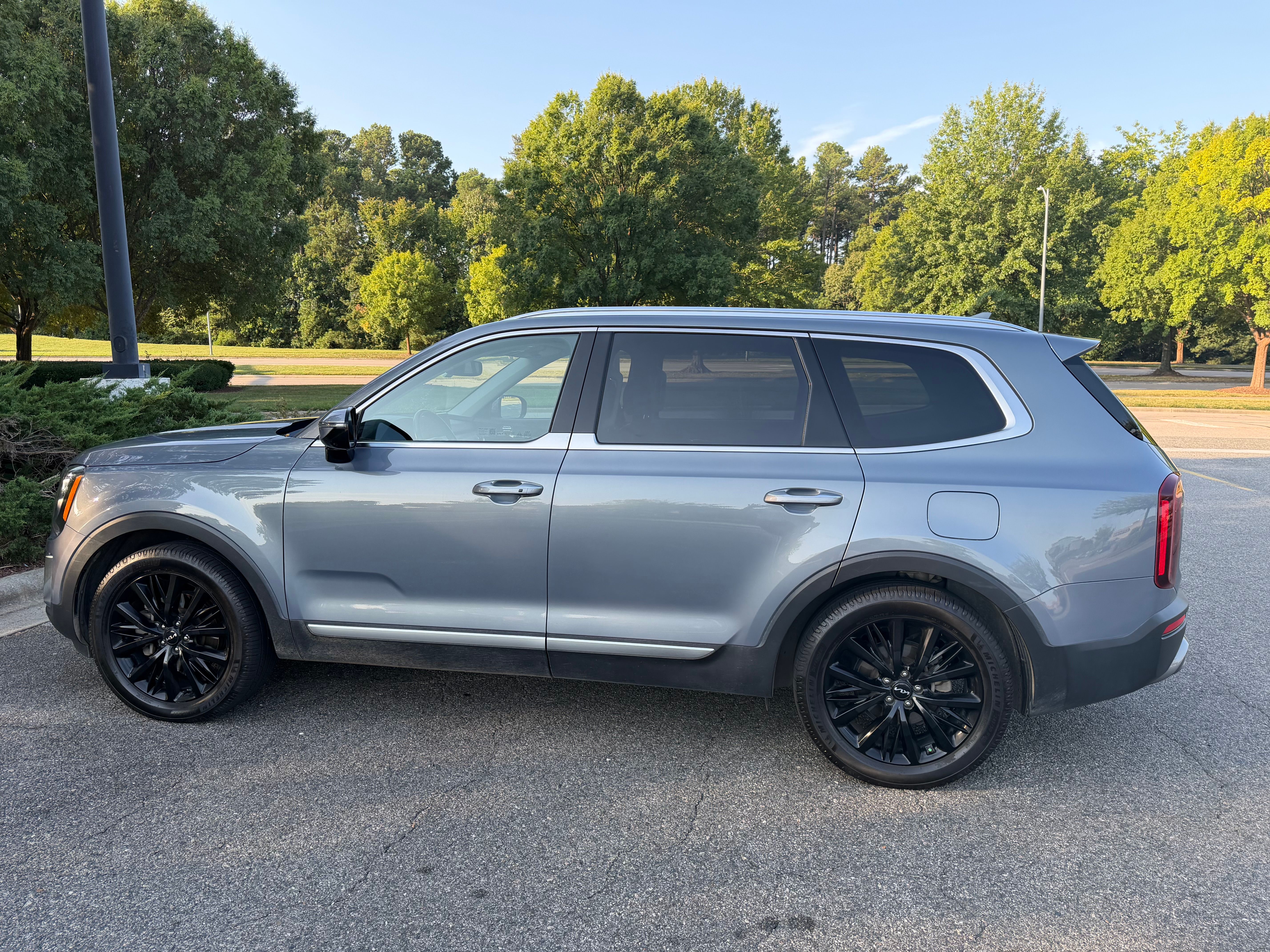 Used 2022 Kia Telluride SX w/ Towing Package FWD image 1
