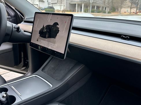 Used 2022 Tesla Model Y Long Range image 9