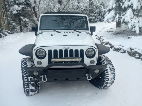Used 2016 Jeep Wrangler Unlimited Sahara w/ Connectivity Group image 12
