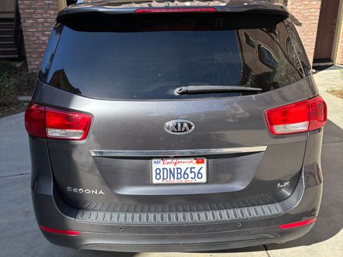 Used 2017 Kia Sedona LX w/ LX Essentials Premium Package image 9