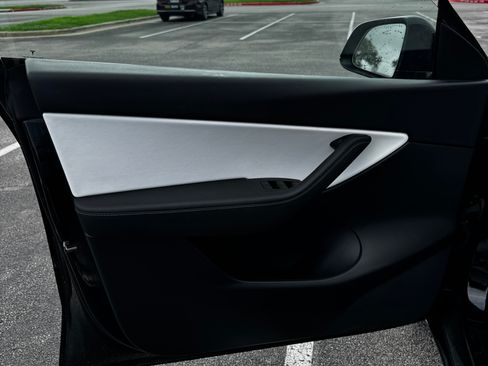 Used 2022 Tesla Model Y Performance image 12