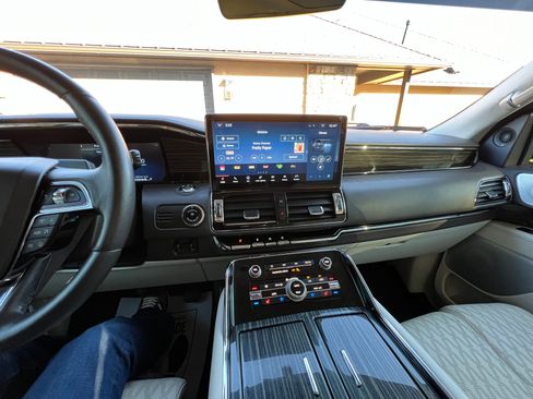 Used 2023 Lincoln Navigator L Black Label image 11