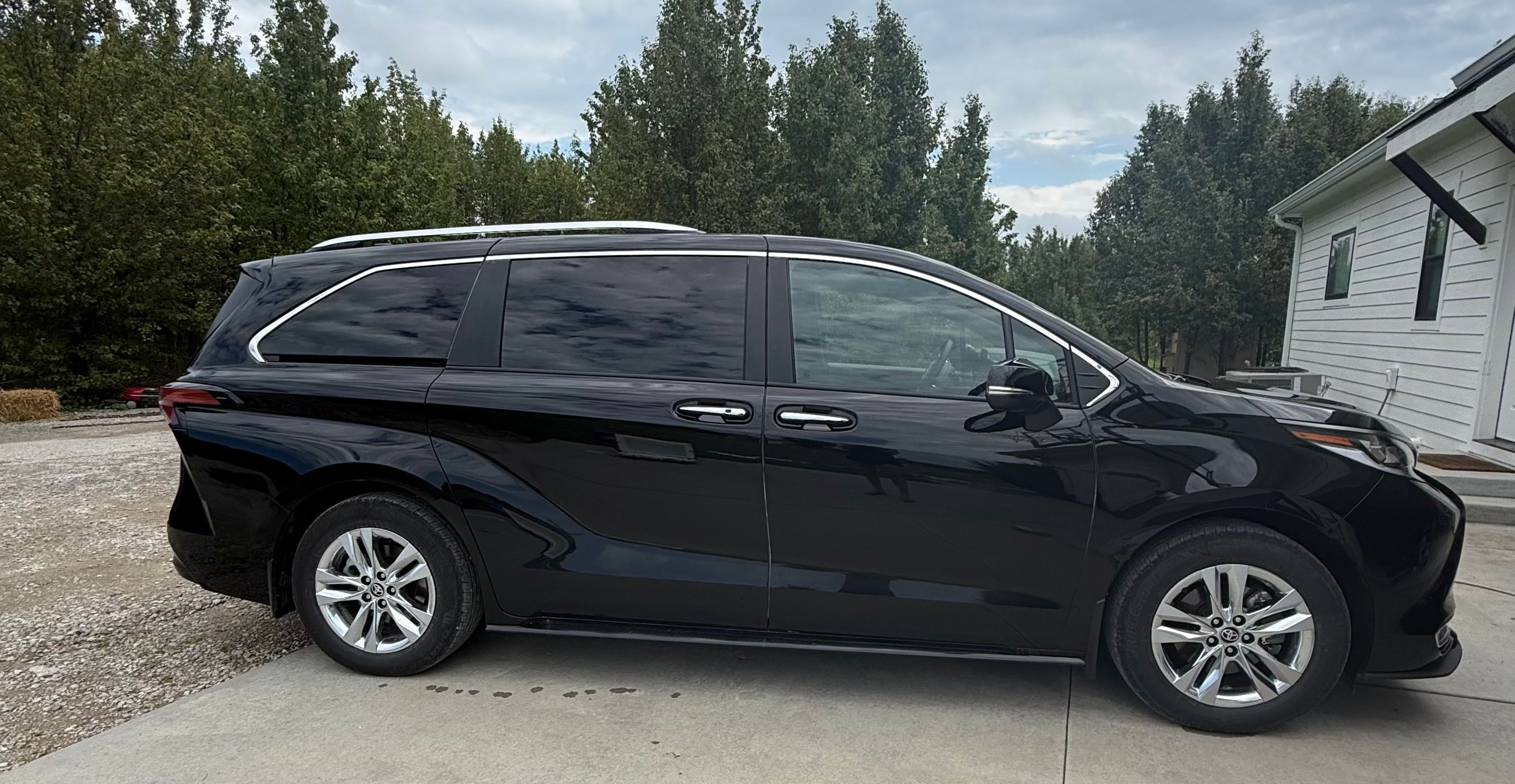 Used 2025 Toyota Sienna Limited AWD/4WD image 1