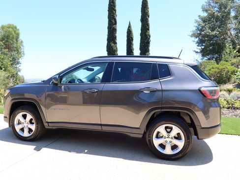 Used 2018 Jeep Compass Latitude w/ Popular Equipment Group AWD/4WD image 2
