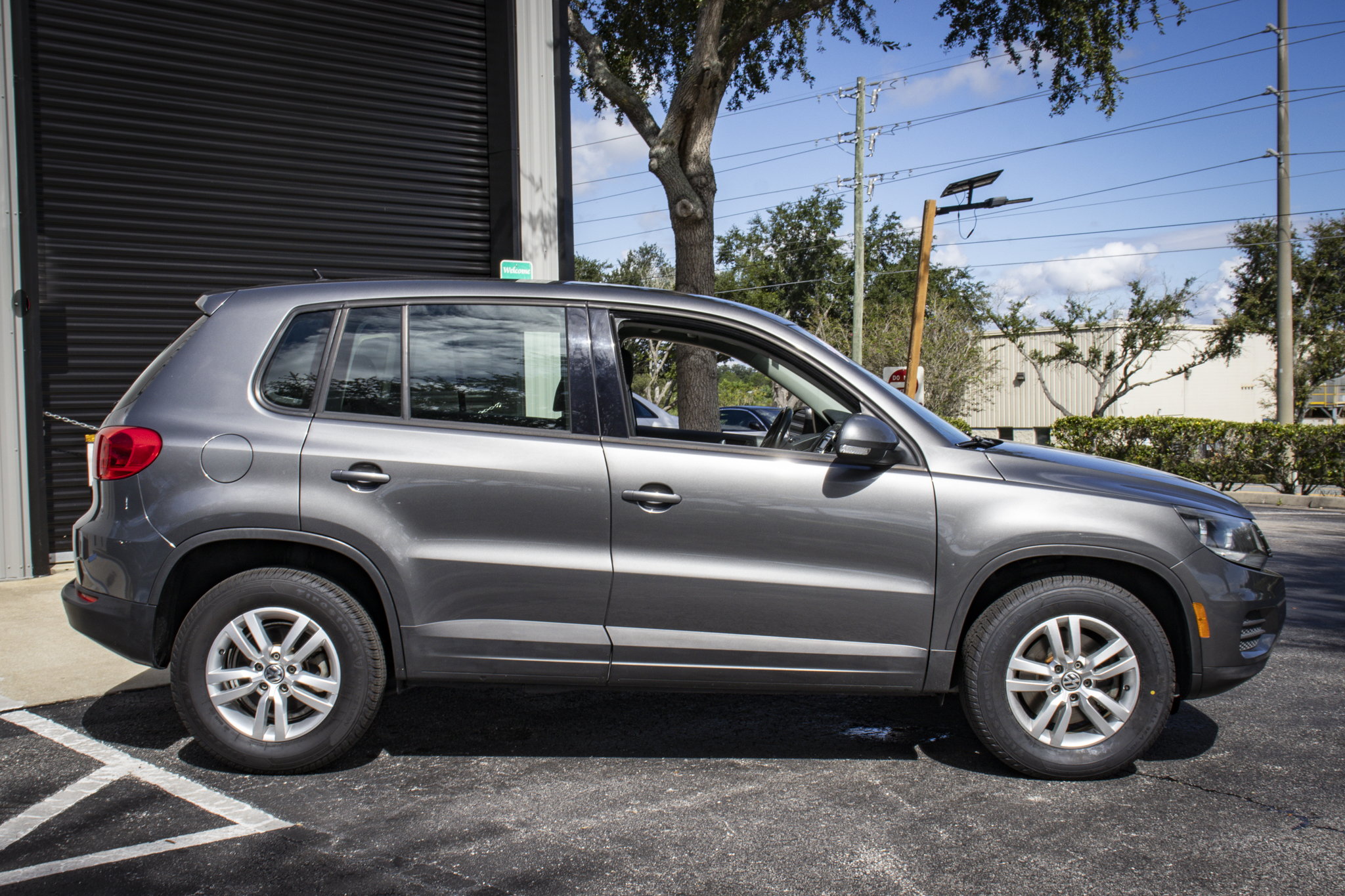 Used 2014 Volkswagen Tiguan S FWD image 2