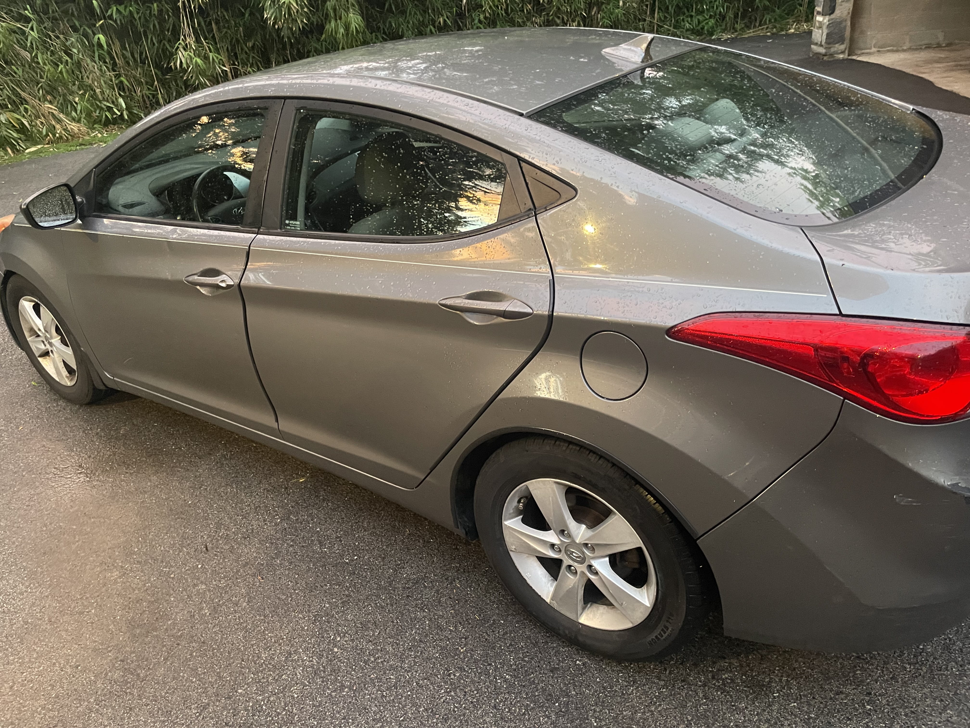 Used 2013 Hyundai Elantra GLS w/ Preferred Pkg FWD image 2