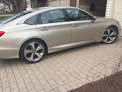 Used 2018 Honda Accord Touring image 15