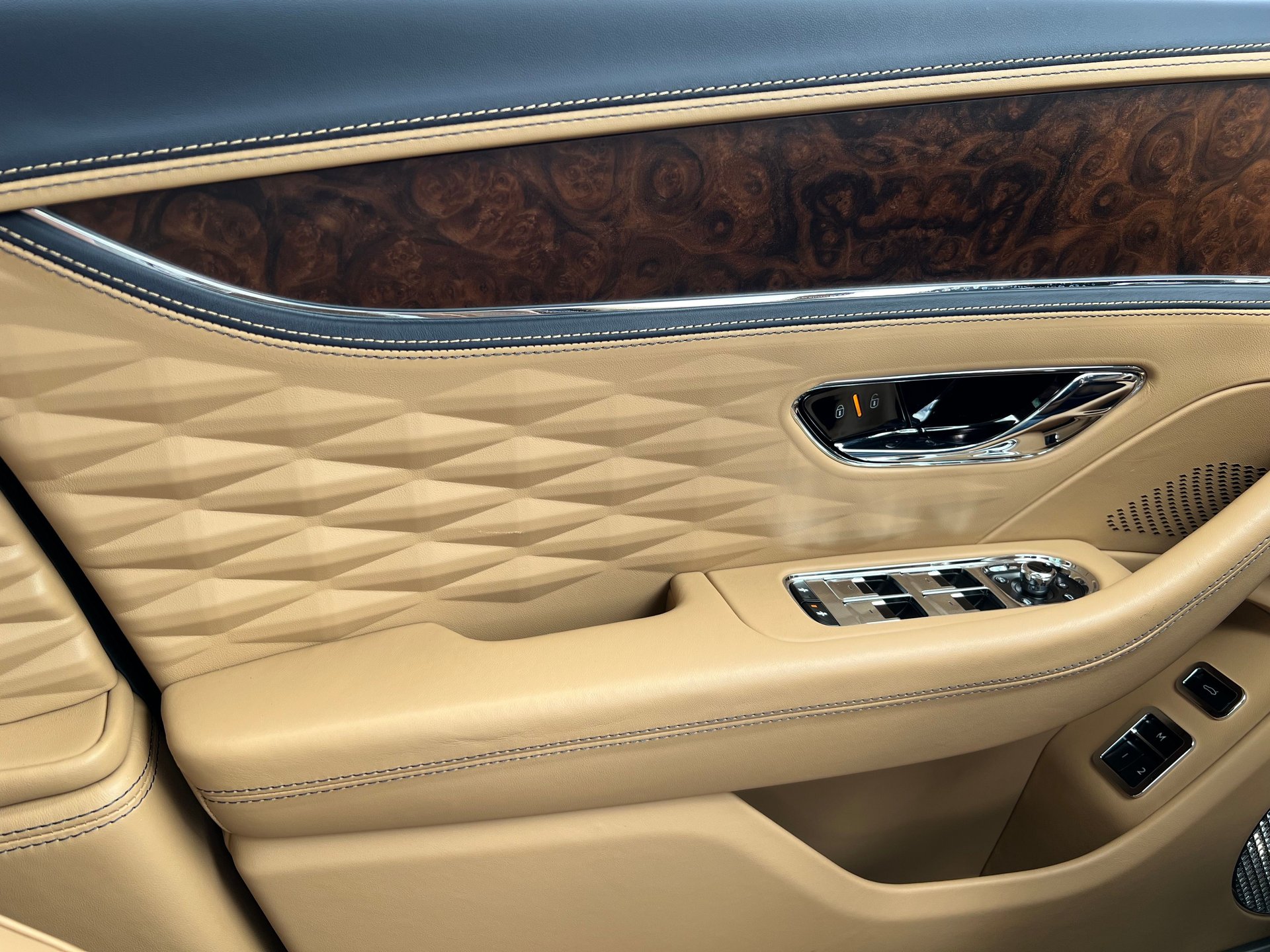 Used 2022 Bentley Flying Spur V8 AWD/4WD image 25