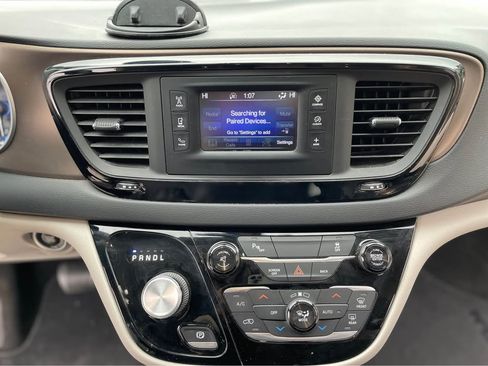 Used 2017 Chrysler Pacifica Touring-L image 19