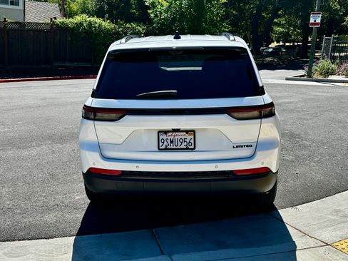 Used 2024 Jeep Grand Cherokee Limited w/ Luxury Tech Group II image 10