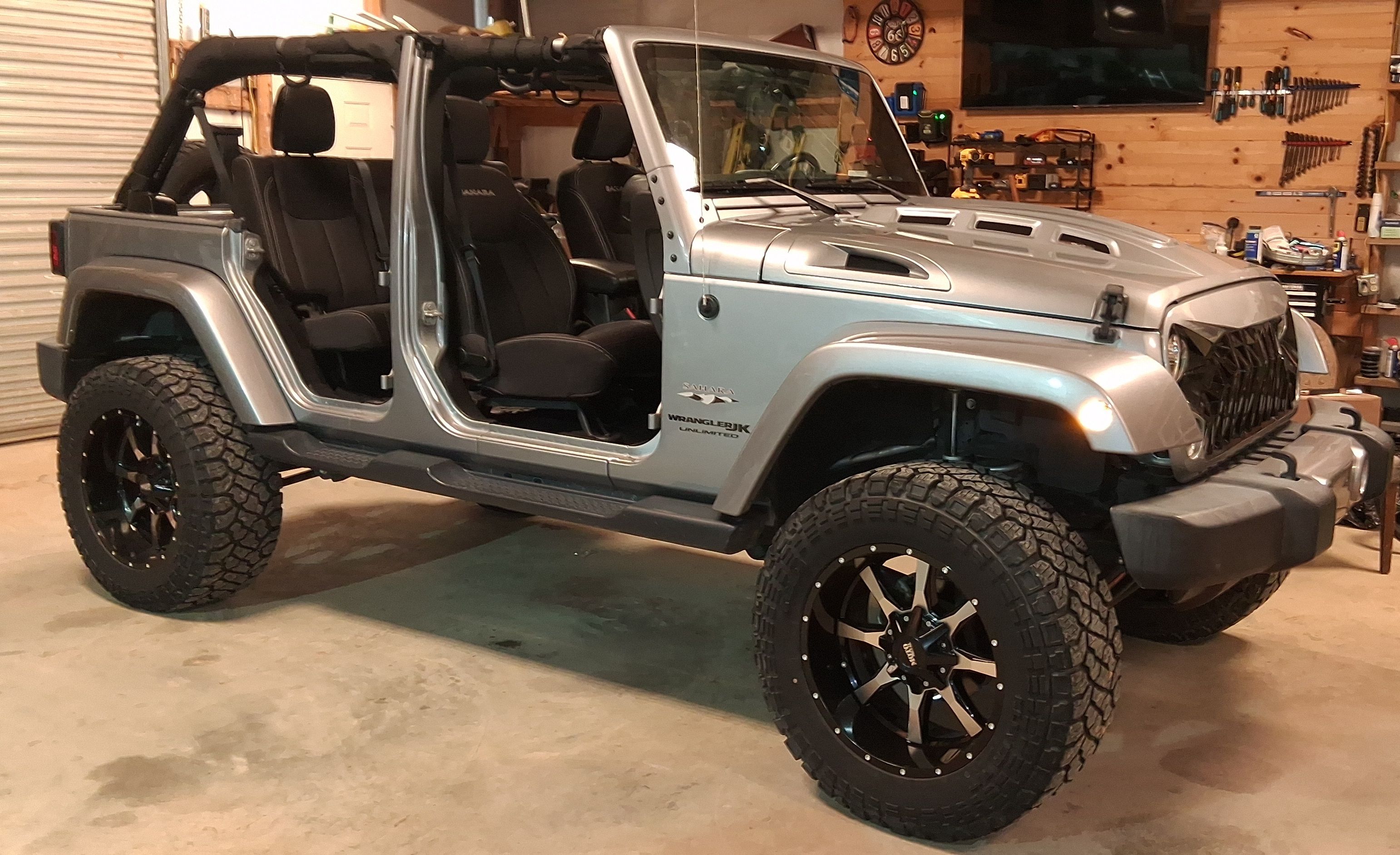 Used 2018 Jeep Wrangler Unlimited Sahara w/ Connectivity Group AWD/4WD image 9
