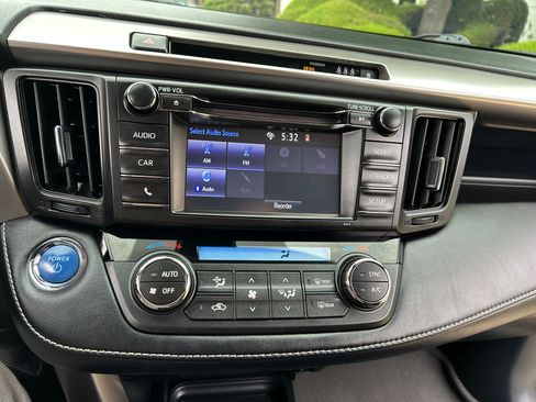 Used 2018 Toyota RAV4 LE AWD/4WD image 27