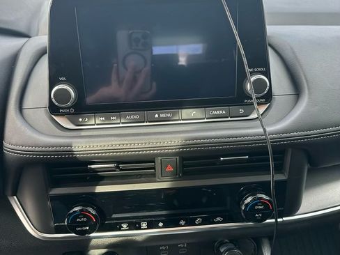 Used 2025 Nissan Rogue SV image 16