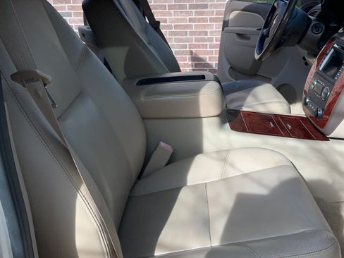 Used 2011 Chevrolet Avalanche LTZ image 10