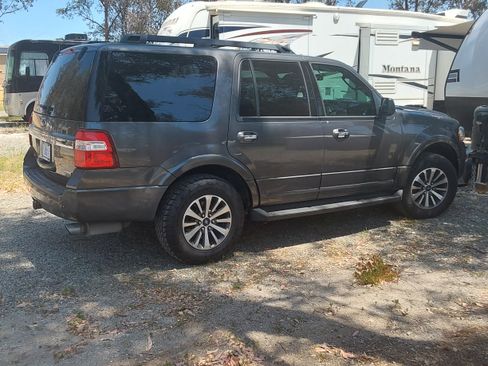 Used 2017 Ford Expedition XLT image 6