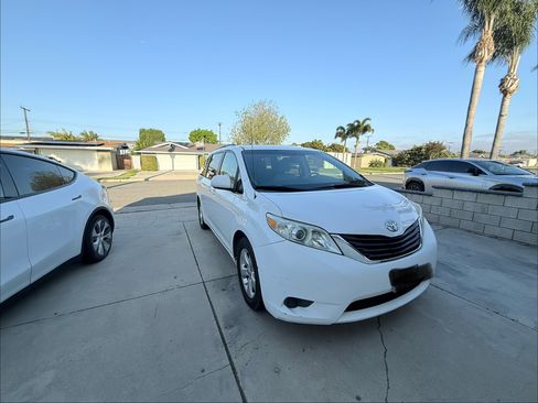 Used 2014 Toyota Sienna LE FWD image 2