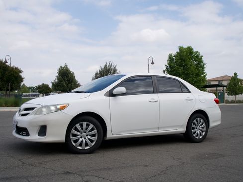 Used 2012 Toyota Corolla LE FWD image 18