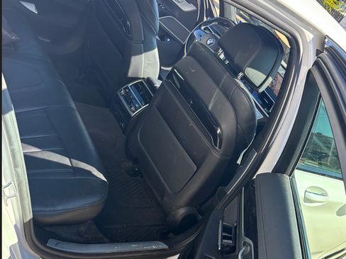 Used 2018 BMW 750i image 8