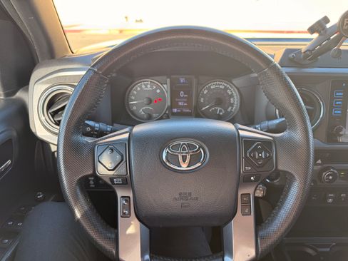 Used 2018 Toyota Tacoma TRD Off-Road w/ Technology Package AWD/4WD image 11