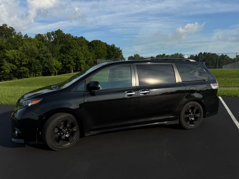 Used 2014 Toyota Sienna SE w/ SE Premium Package w/Entune FWD image 4