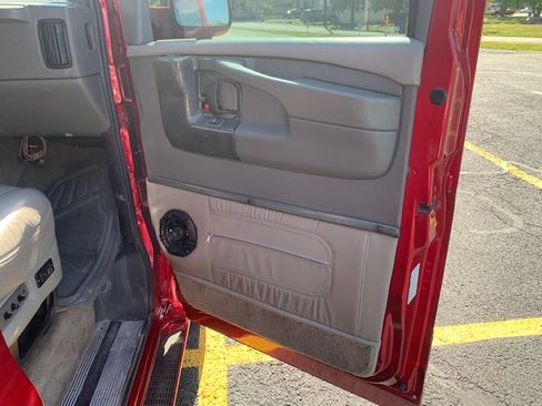 Used 2006 GMC Savana 1500 w/ Preferred Equipment Group image 25