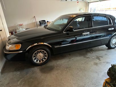 Used 2000 Lincoln Town Car Signature