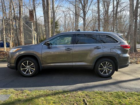 Used 2017 Toyota Highlander XLE image 6