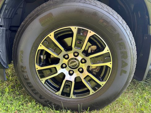 Used 2023 Nissan Titan SV w/ SV Convenience Package image 10