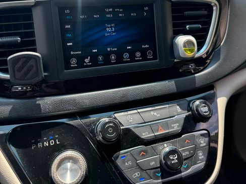 Used 2019 Chrysler Pacifica Touring-L FWD image 6