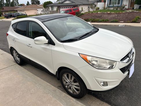 Used 2011 Hyundai Tucson Limited w/ Premium Pkg 3 image 4